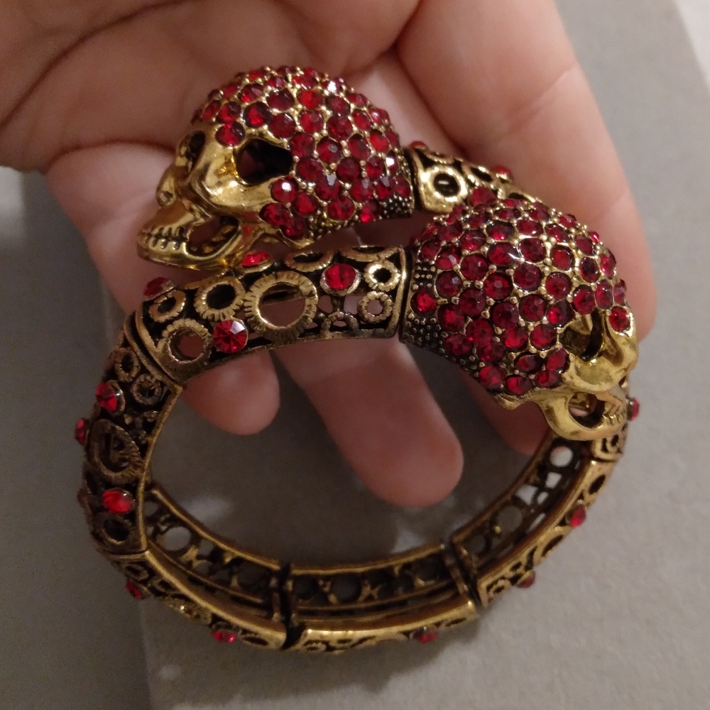 Chunky skull bracelet red stone goldtone *Tiny flaw*